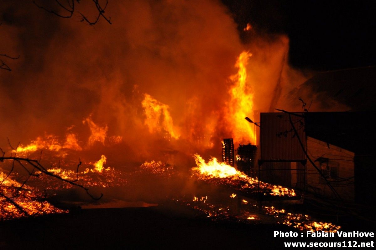 Important incendie dans un entrepôt de Gilly (30/03/2012 + photos) DSC_0331_tn