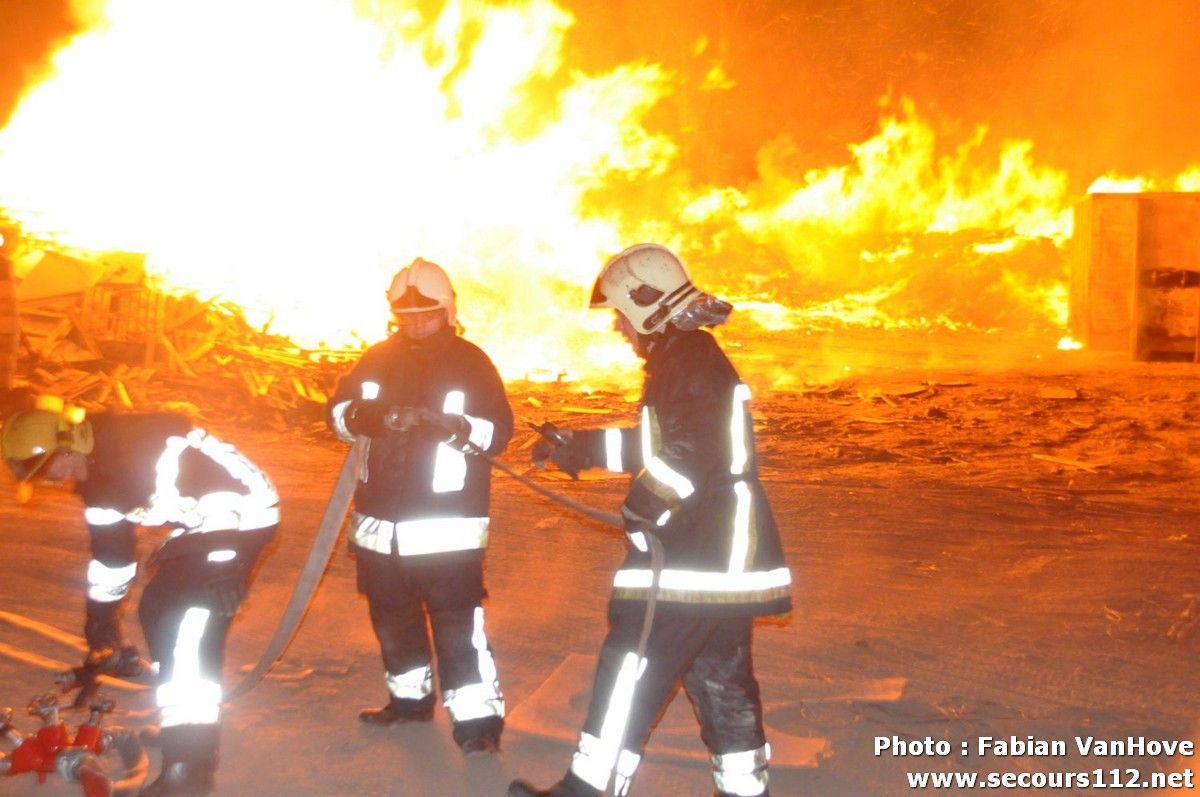 Important incendie dans un entrepôt de Gilly (30/03/2012 + photos) DSC_0342_tn