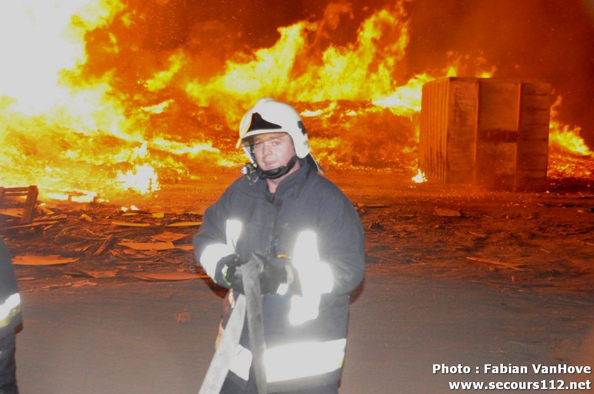 Important incendie dans un entrepôt de Gilly (30/03/2012 + photos) DSC_0343_tn