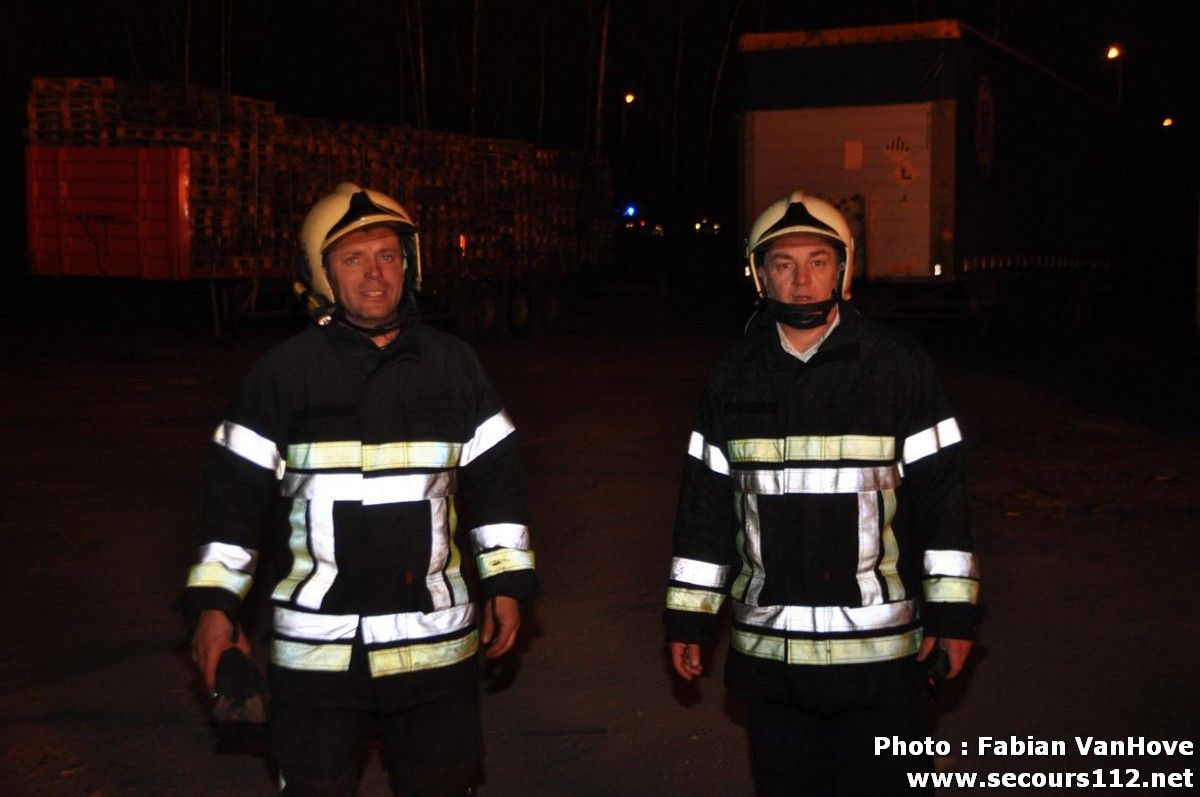Important incendie dans un entrepôt de Gilly (30/03/2012 + photos) DSC_0349_tn