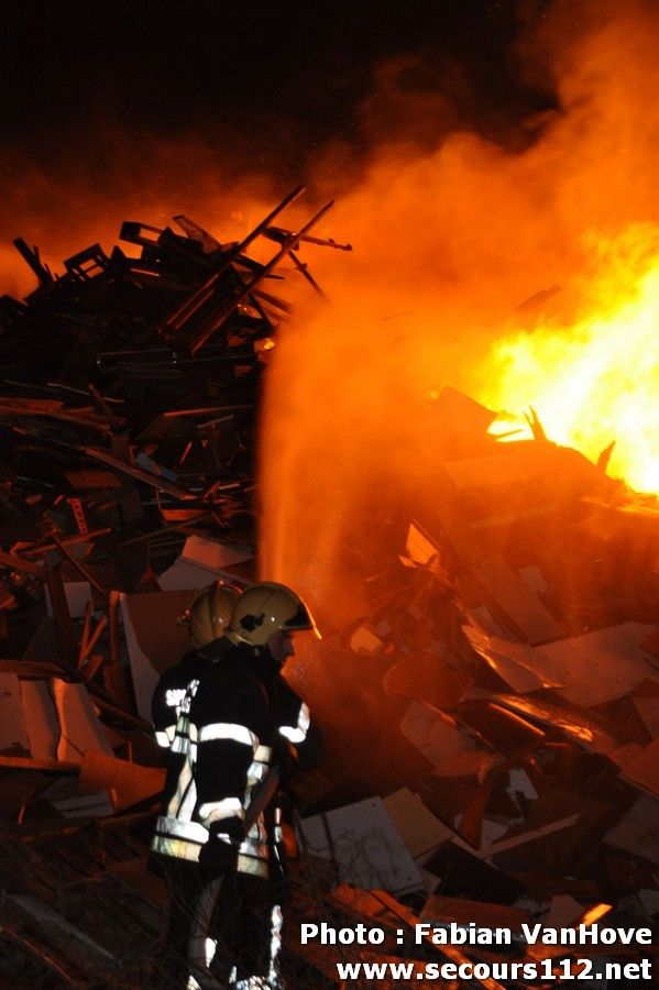 Important incendie dans un entrepôt de Gilly (30/03/2012 + photos) DSC_0351_tn