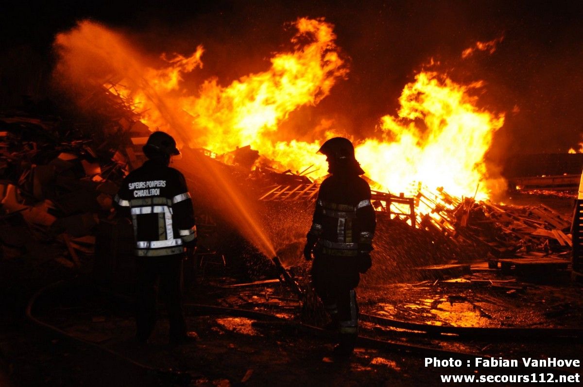 Important incendie dans un entrepôt de Gilly (30/03/2012 + photos) DSC_0354_tn