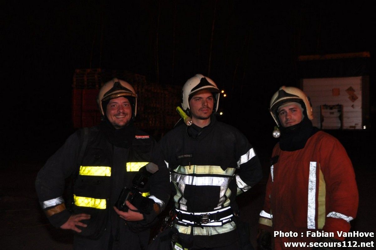 Important incendie dans un entrepôt de Gilly (30/03/2012 + photos) DSC_0361_tn