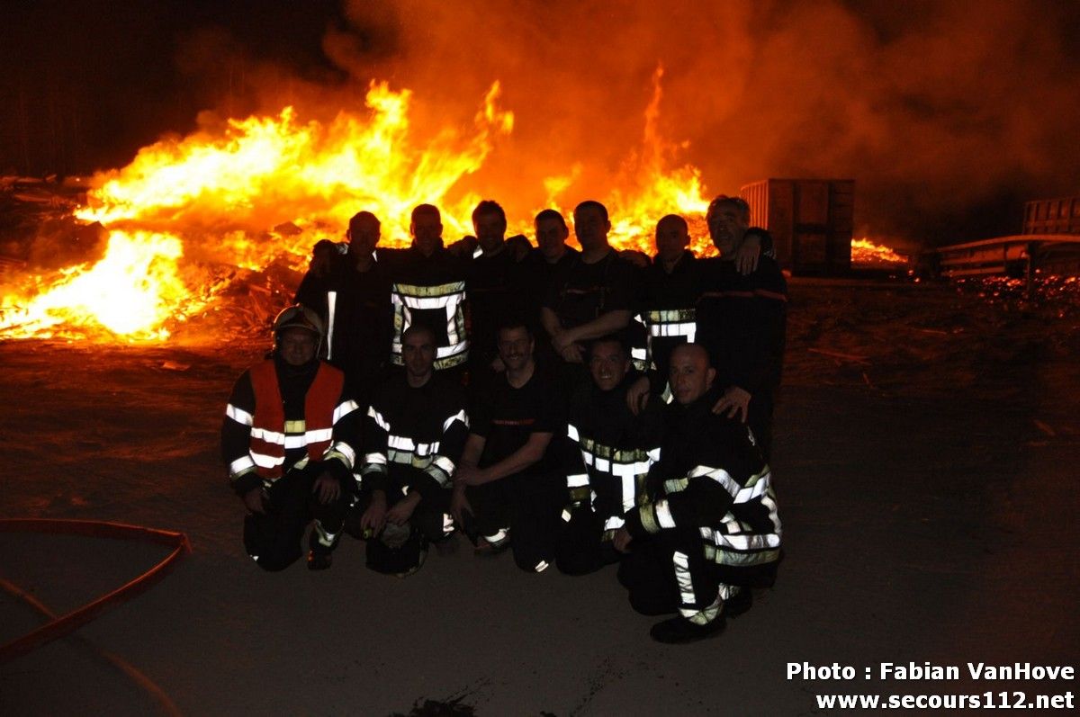 Important incendie dans un entrepôt de Gilly (30/03/2012 + photos) DSC_0363_tn-1