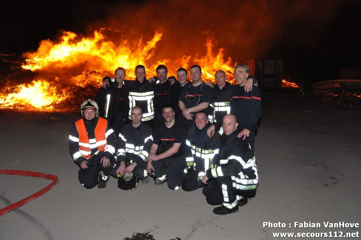 Important incendie dans un entrepôt de Gilly (30/03/2012 + photos) DSC_0364_tn