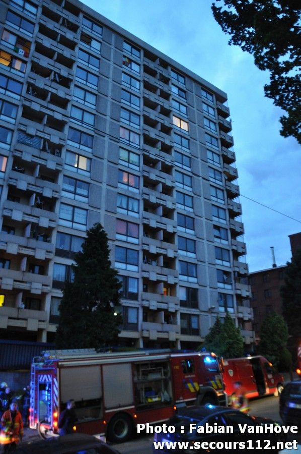 NYF911 - Incendie à Charleroi: plan catastrophe déclenché, 54 personnes intoxiquées (23/06/2012 + photos) CharleroiincendieDSC_010614_tn