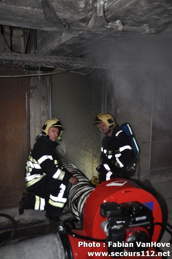 NYF911 - Incendie à Charleroi: plan catastrophe déclenché, 54 personnes intoxiquées (23/06/2012 + photos) CharleroiincendieDSC_01061_tn