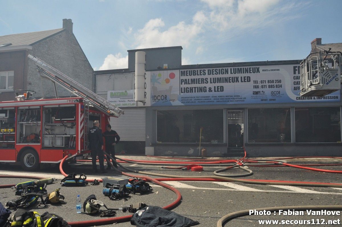 Incendie à Couillet: magasin de luminères en feu (18/07/2012 + photos et video) Couillettn_DSC_01719_tn
