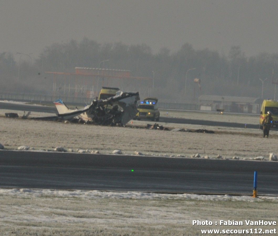 Crash d'un petit avion de tourisme à l'aéroport de Charleroi ce samedi 9/02/2013 + photos DSC_0013_tn