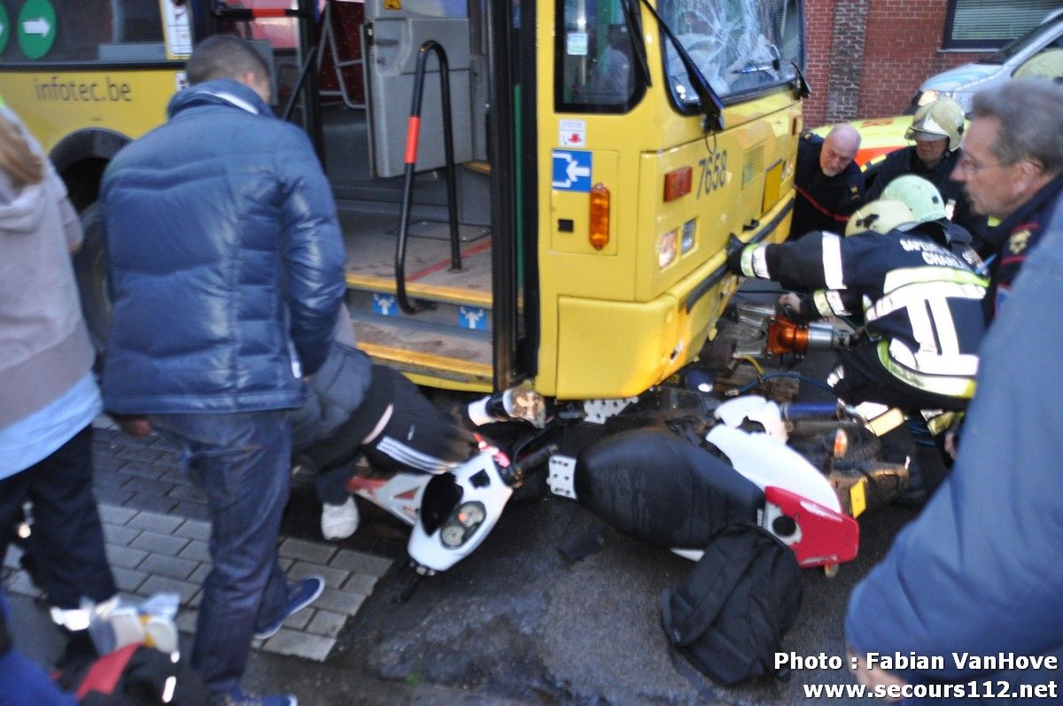 NYF911 - Jumet: 3 jeunes sur le même scooter, blessés après avoir percuté un bus (27/11/2012 + photos) JumetaccidentbusmototroisblesssgravesDSC_06381_tn