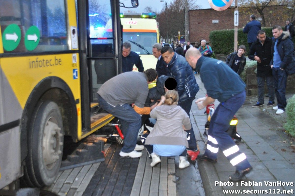 NYF911 - Jumet: 3 jeunes sur le même scooter, blessés après avoir percuté un bus (27/11/2012 + photos) JumetaccidentbusmototroisblesssgravesDSC_06382_tn