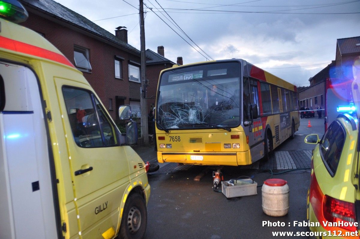 NYF911 - Jumet: 3 jeunes sur le même scooter, blessés après avoir percuté un bus (27/11/2012 + photos) JumetaccidentbusmototroisblesssgravesDSC_06384_tn