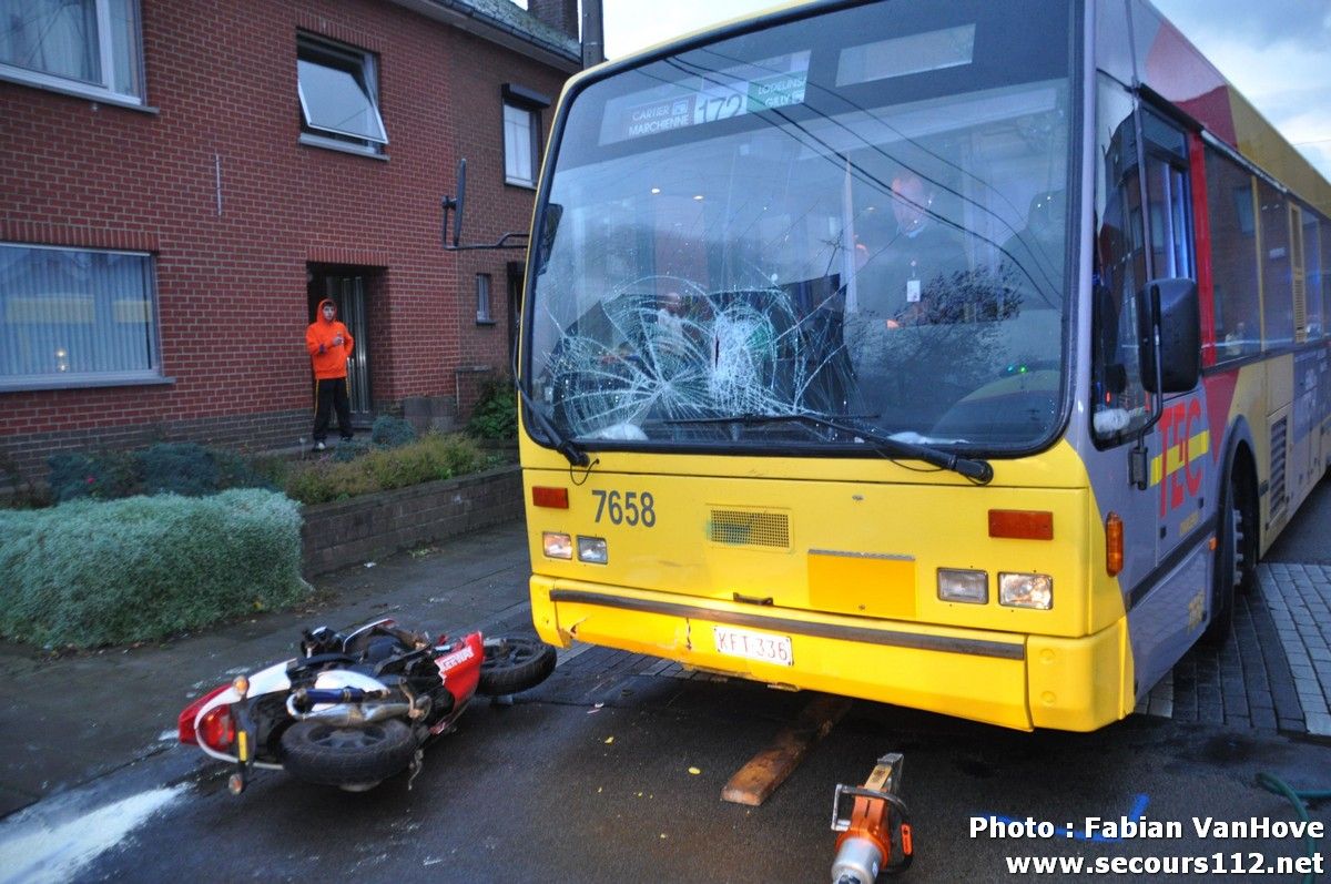 NYF911 - Jumet: 3 jeunes sur le même scooter, blessés après avoir percuté un bus (27/11/2012 + photos) JumetaccidentbusmototroisblesssgravesDSC_06385_tn