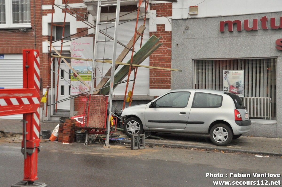 NYF911 - Ransart: un octogénaire fonce par erreur sur un échafaudage. 2 ouvriers sautent en bas (23/11/2012 + photos) RansartunevoiturefoncedansunechaffaudageDSC_12372_tn