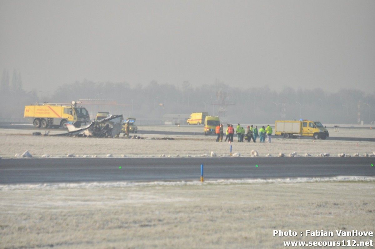 Crash d'un petit avion de tourisme à l'aéroport de Charleroi ce samedi 9/02/2013 + photos Tn_DSC_0004_tn
