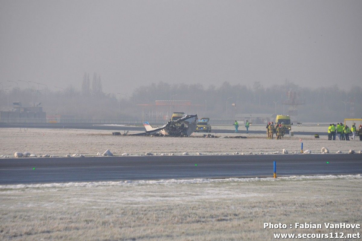 Crash d'un petit avion de tourisme à l'aéroport de Charleroi ce samedi 9/02/2013 + photos Tn_DSC_0032_tn