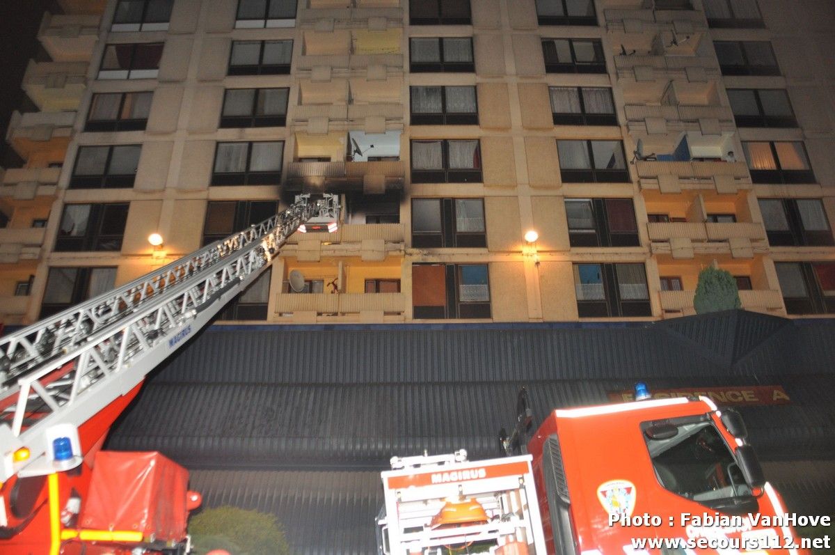 NYF911 - Charleroi: plan catastrophe déclenché pour un incendie dans un immeuble (30/07/2012 + photos) Tn_DSC_0441_tn