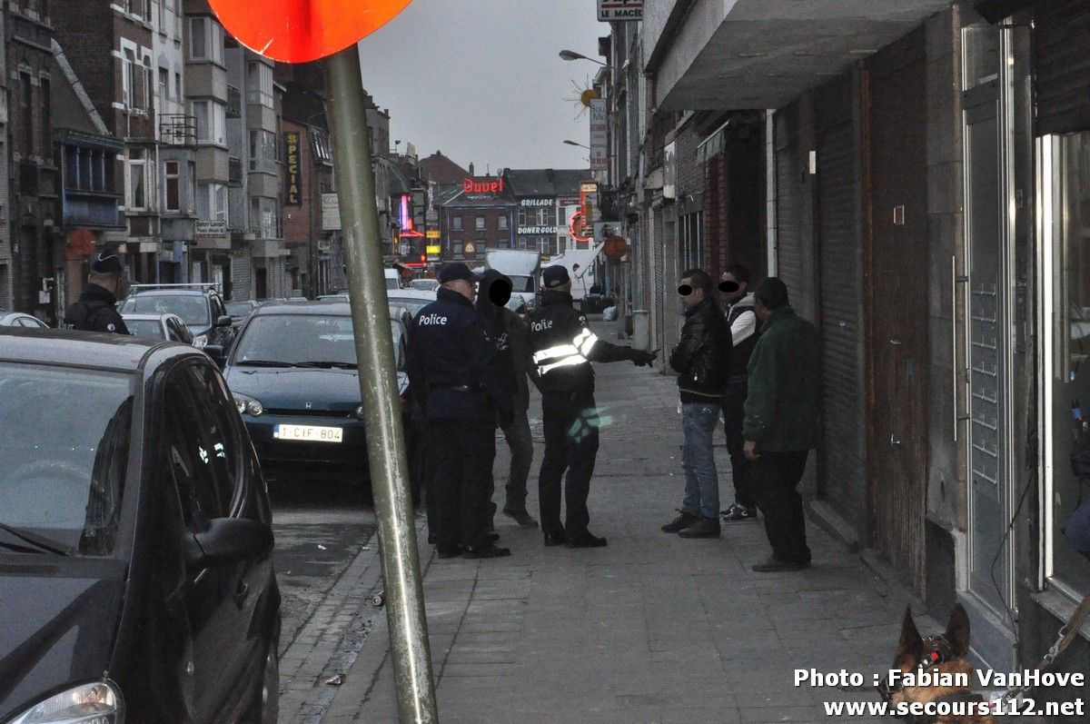 NYF911 - Charleroi: vaste opération policière sur la Ville-Haute (25/03/2013 + photos) Tn_controcirclepolicecharleroiDSC_00401_tn