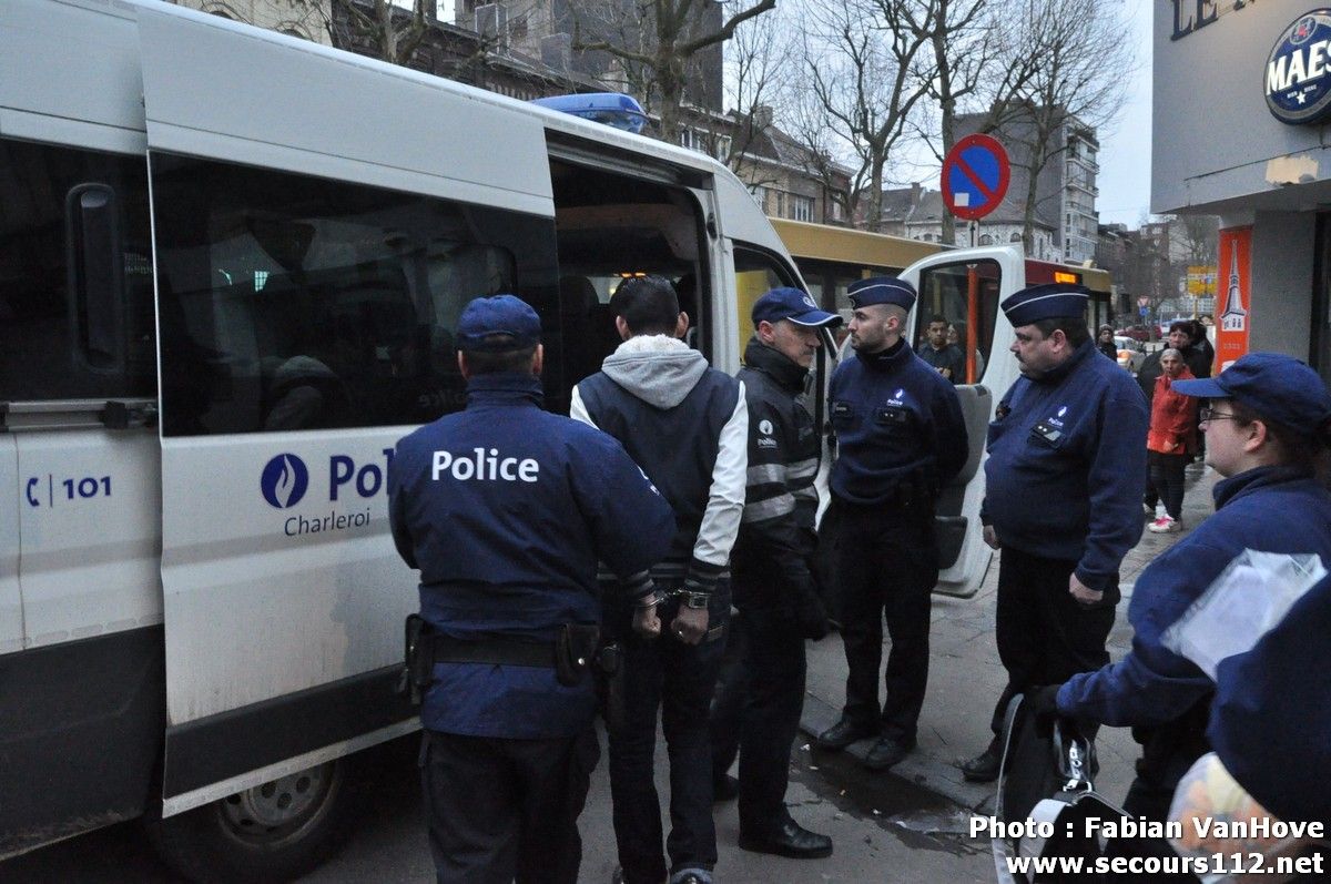 NYF911 - Charleroi: vaste opération policière sur la Ville-Haute (25/03/2013 + photos) Tn_controcirclepolicecharleroiDSC_00404_tn