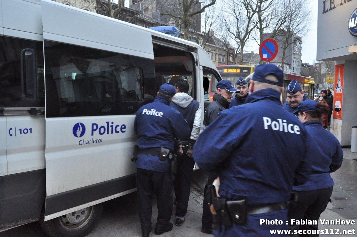 NYF911 - Charleroi: vaste opération policière sur la Ville-Haute (25/03/2013 + photos) Tn_controcirclepolicecharleroiDSC_00405_tn