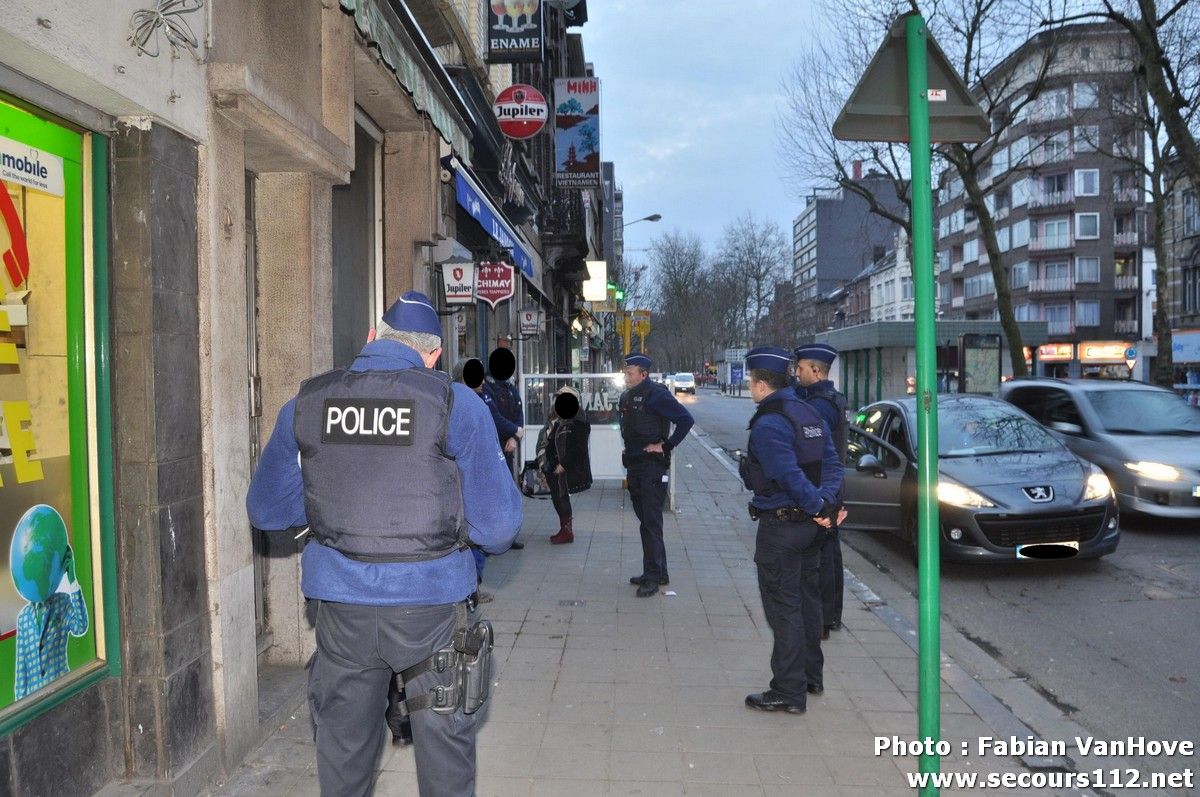 NYF911 - Charleroi: vaste opération policière sur la Ville-Haute (25/03/2013 + photos) Tn_controcirclepolicecharleroiDSC_00407_tn