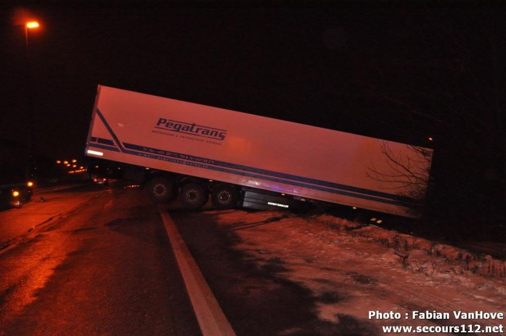 NYF911 - Deux camions en ciseau sur l'autoroute E42 à Fleurus (12/03/2013 + photos) Tn_fleurusaccidentcamionneigeDSC_06971_tn