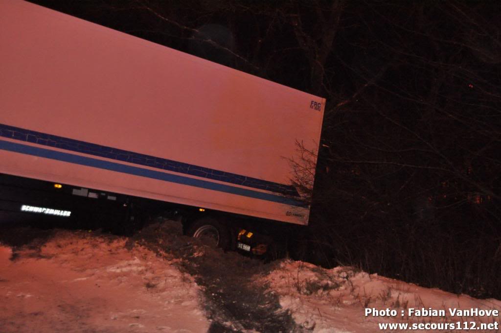 NYF911 - Deux camions en ciseau sur l'autoroute E42 à Fleurus (12/03/2013 + photos) Tn_fleurusaccidentcamionneigeDSC_06972_tn