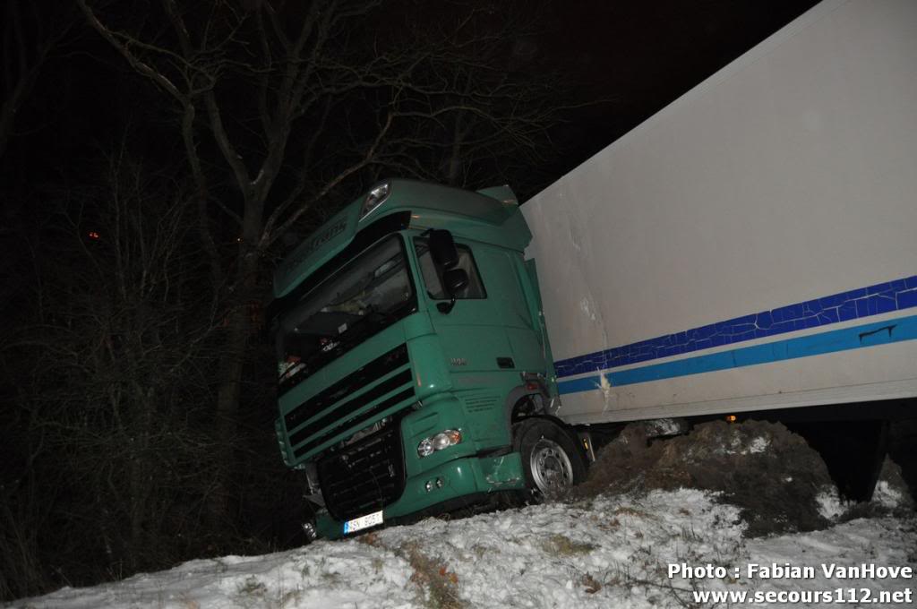 NYF911 - Deux camions en ciseau sur l'autoroute E42 à Fleurus (12/03/2013 + photos) Tn_fleurusaccidentcamionneigeDSC_06976_tn