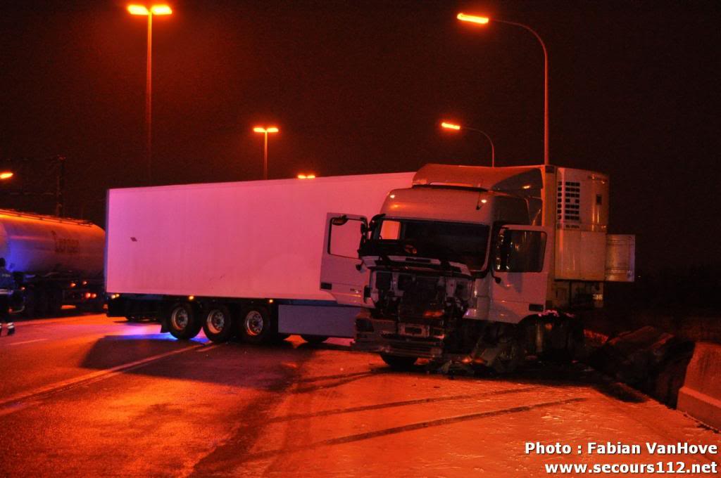 NYF911 - Deux camions en ciseau sur l'autoroute E42 à Fleurus (12/03/2013 + photos) Tn_hppigniesaccidentdecamionneigeDSC_06901_tn