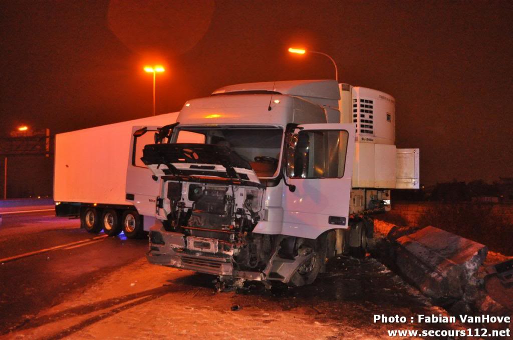 NYF911 - Deux camions en ciseau sur l'autoroute E42 à Fleurus (12/03/2013 + photos) Tn_hppigniesaccidentdecamionneigeDSC_06902_tn