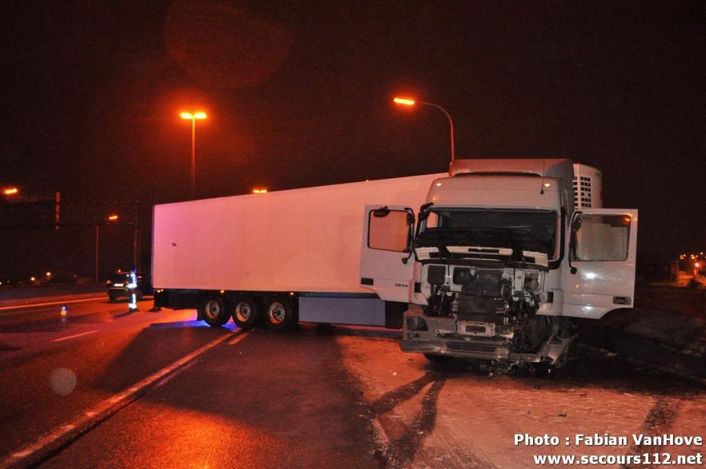NYF911 - Deux camions en ciseau sur l'autoroute E42 à Fleurus (12/03/2013 + photos) Tn_hppigniesaccidentdecamionneigeDSC_06905_tn