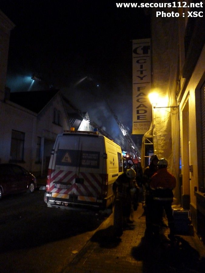 Gros incendie à Saint-Gilles, le plan catastrophe a été déclenché 2013-11-29 + photos Th_P1040641_tn