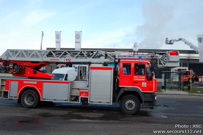 Wavre:important incendie dans un garage (05/01/2011 + photos) DSC_0347_tn