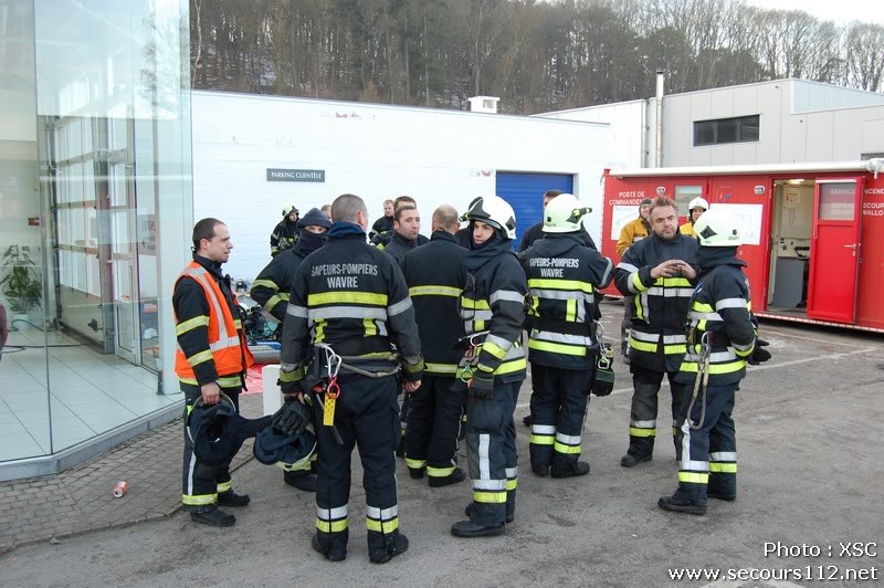 Wavre:important incendie dans un garage (05/01/2011 + photos) DSC_0394_tn