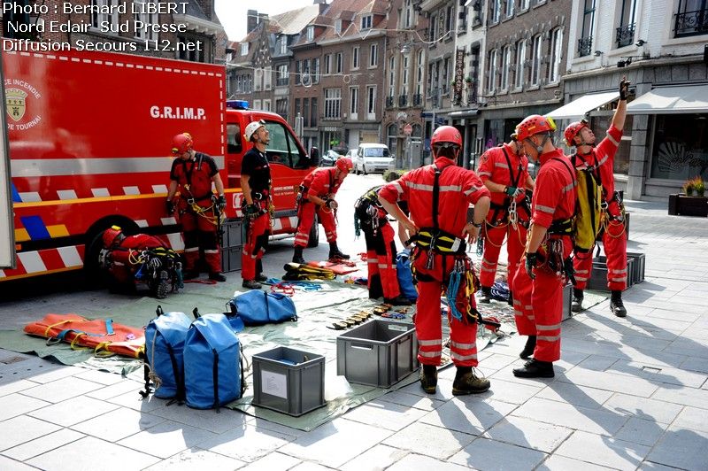 Exercice GRIMP : Un homme descend le beffroi de Tournai en civière (11/07/2011+photos) DSC_3560_tn