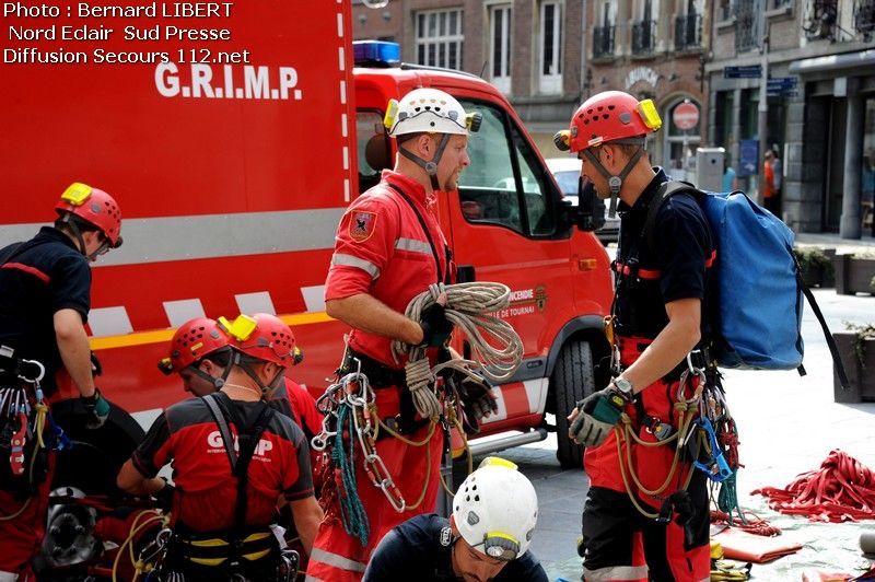 Exercice GRIMP : Un homme descend le beffroi de Tournai en civière (11/07/2011+photos) DSC_3562_tn