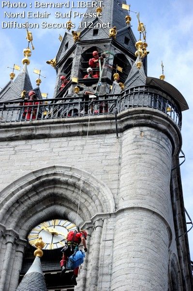 Exercice GRIMP : Un homme descend le beffroi de Tournai en civière (11/07/2011+photos) DSC_3598_tn