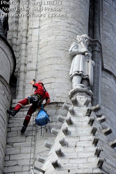 Exercice GRIMP : Un homme descend le beffroi de Tournai en civière (11/07/2011+photos) DSC_3600_tn