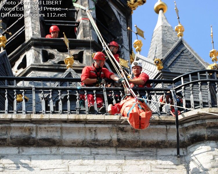 Exercice GRIMP : Un homme descend le beffroi de Tournai en civière (11/07/2011+photos) DSC_3629_tn