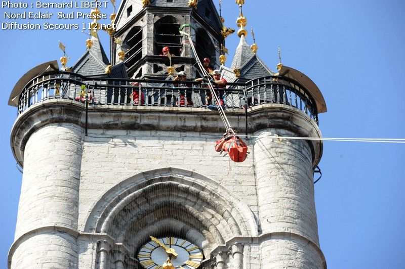 Exercice GRIMP : Un homme descend le beffroi de Tournai en civière (11/07/2011+photos) DSC_3635_tn