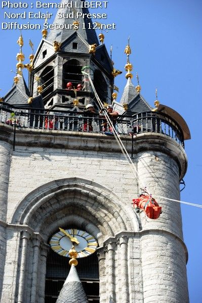 Exercice GRIMP : Un homme descend le beffroi de Tournai en civière (11/07/2011+photos) DSC_3637_tn-1