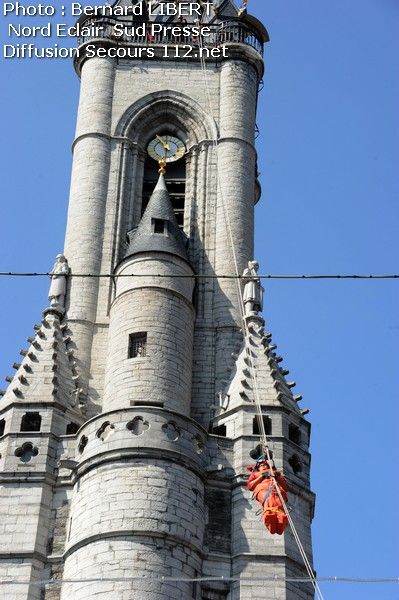 Exercice GRIMP : Un homme descend le beffroi de Tournai en civière (11/07/2011+photos) DSC_3649_tn