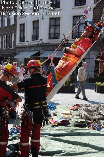 Exercice GRIMP : Un homme descend le beffroi de Tournai en civière (11/07/2011+photos) DSC_3665_tn