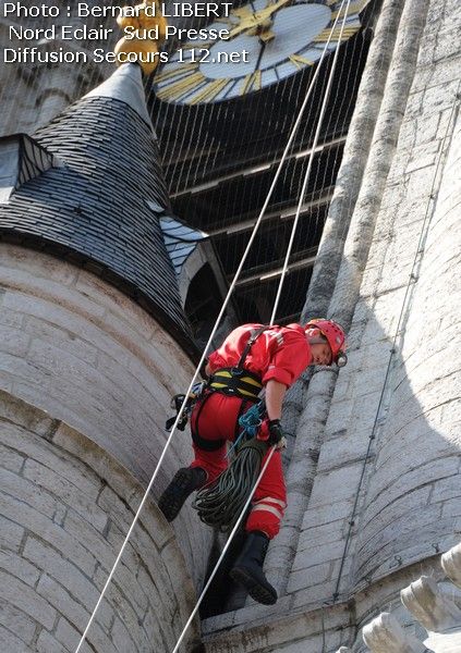 Exercice GRIMP : Un homme descend le beffroi de Tournai en civière (11/07/2011+photos) DSC_3681_tn