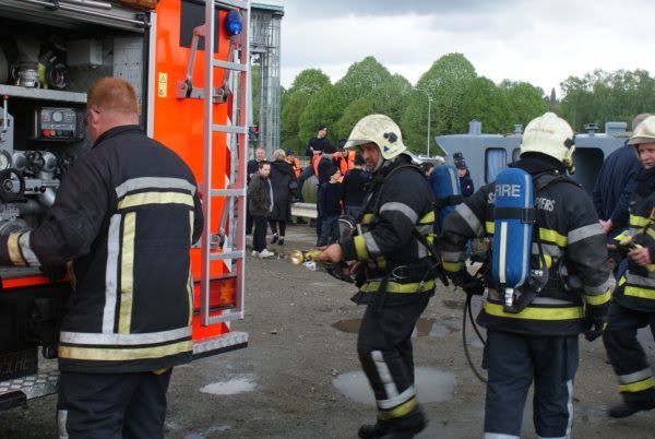 Ittre : Démo feu de bateau par les pompiers de Tubize Tubize37