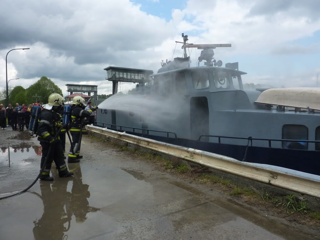 Ittre : Démo feu de bateau par les pompiers de Tubize TubizePhoto3491