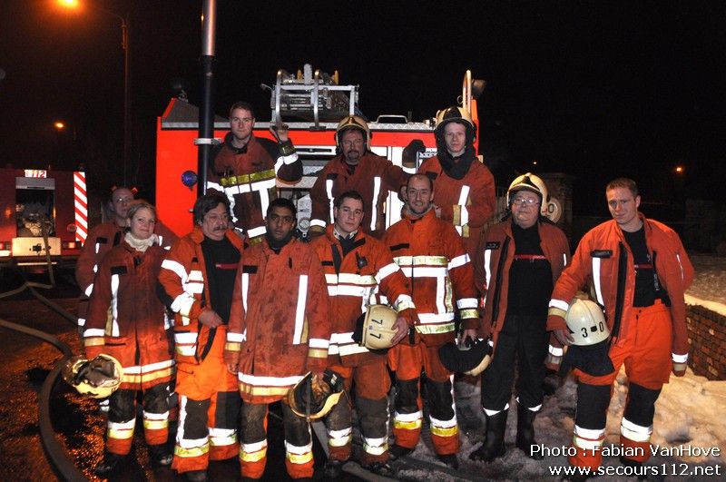 NYF911 - Mobilisation des services de secours pour le réveillon de nouvel an dans la région de Charleroi (+ photos) 31122010anderluesincendie8_tn