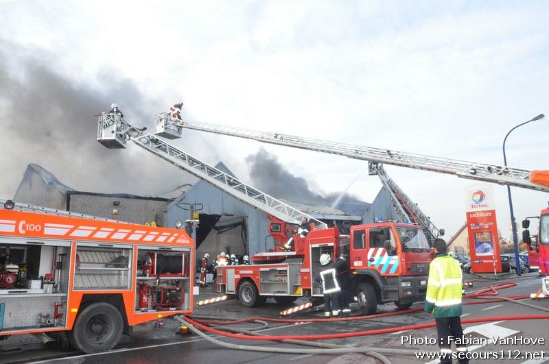 NYF911 - incendie dans un garage à Strée (Beaumont) 2/03/11 + photos DSC_000255_tn