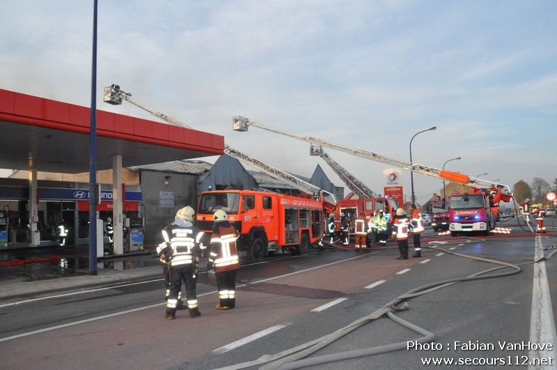 NYF911 - incendie dans un garage à Strée (Beaumont) 2/03/11 + photos DSC_000264_tn