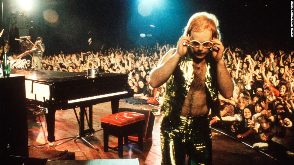 ELTON JOHN - Discografía comentada: ¡Último repaso a 30 años de carrera y cerramos! - Página 5 131119092313-05-elton-john-horizontal-large-gallery